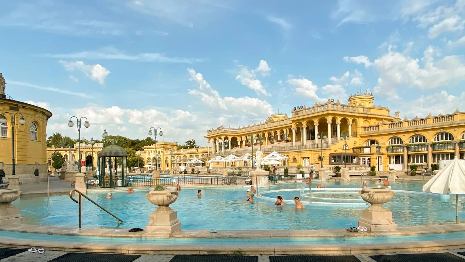 Széchenyi : le palais thermal du parc municipal