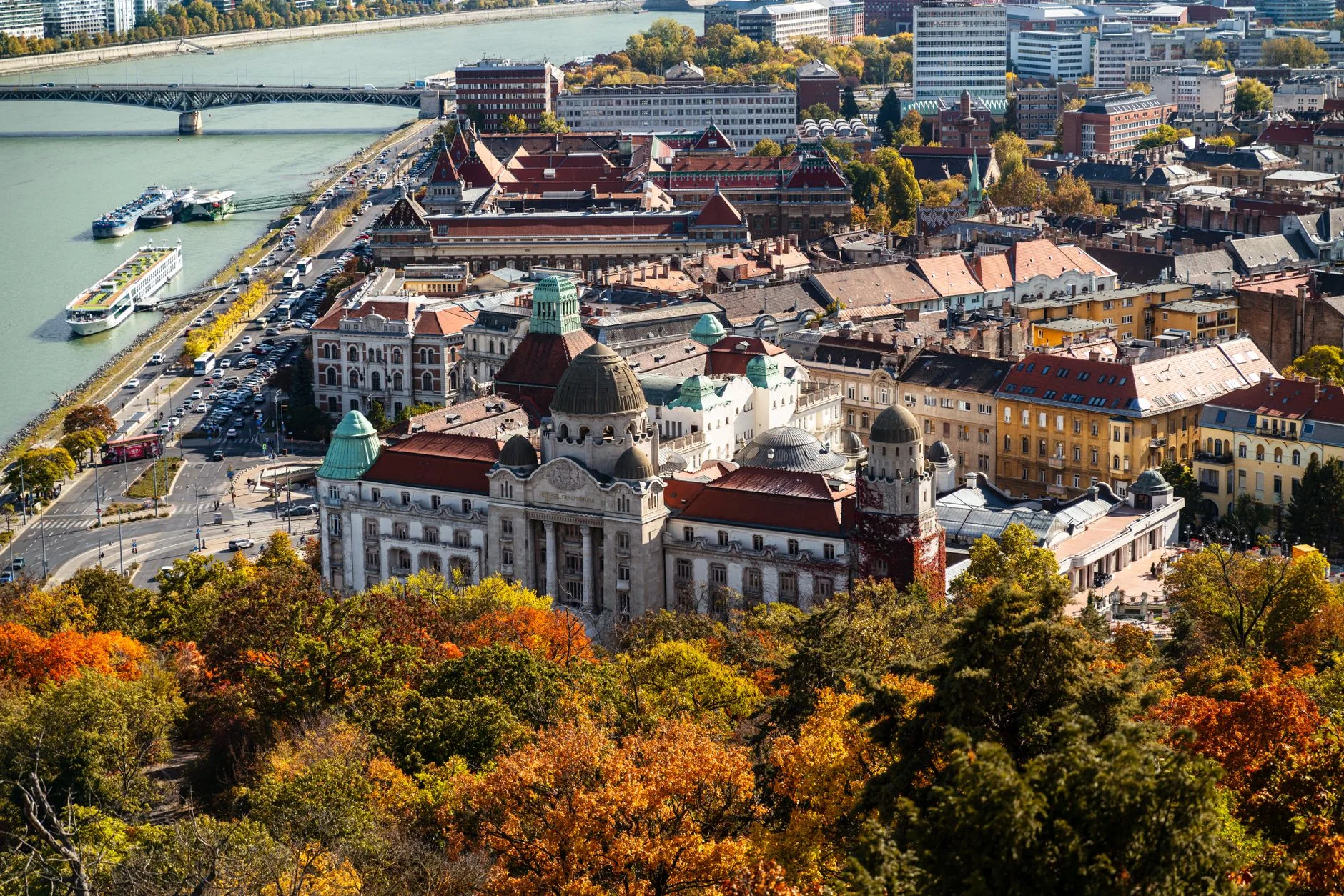 Vue aérienne de l'hôtel et des bains Gellért au bord du Danube à Budapest