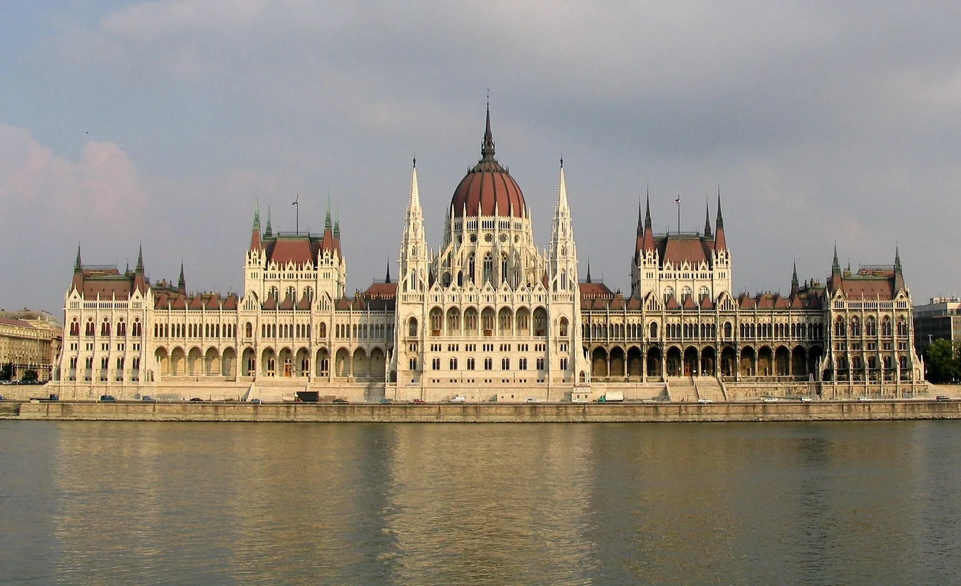 Le Parlement de Budapest au bord du Danube