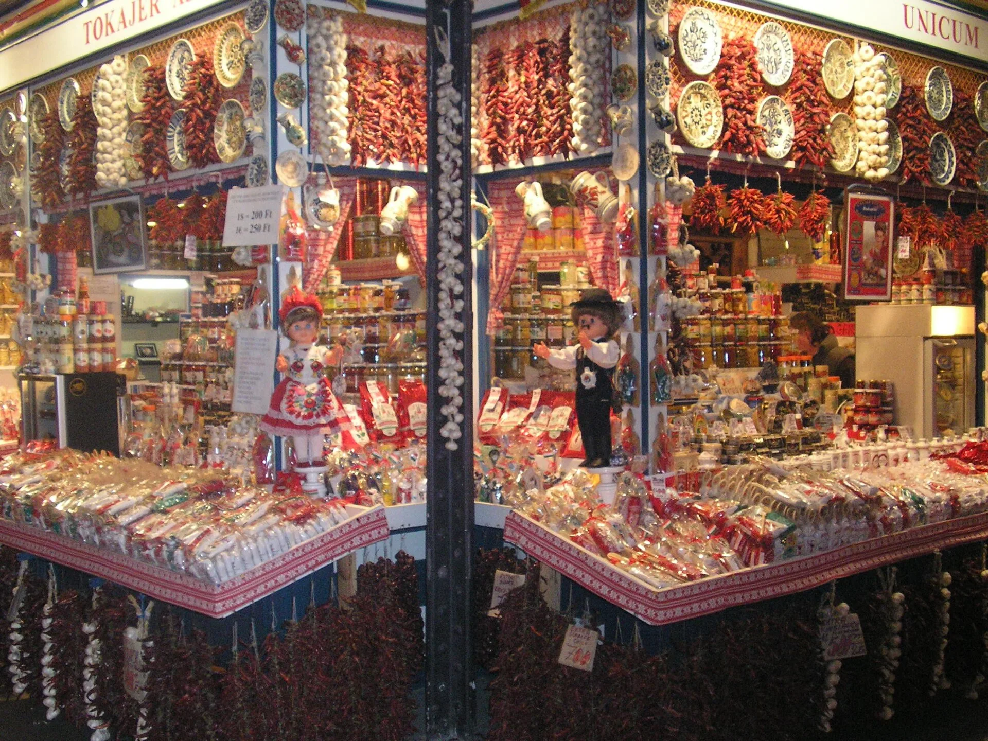 Étal de paprika, piments et ail au marché central de Budapest