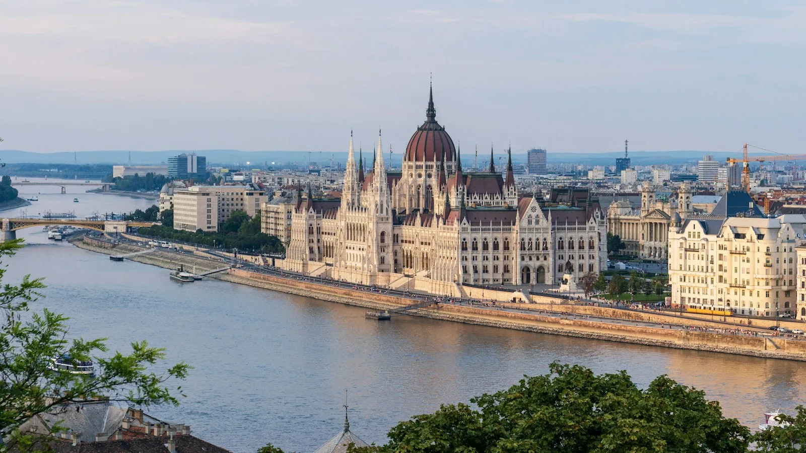 Le Parlement de Budapest au bord du Danube