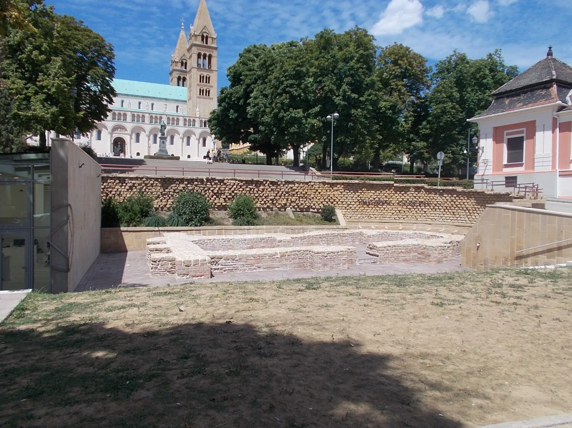 La cathédrale et la nécropole paléochrétienne