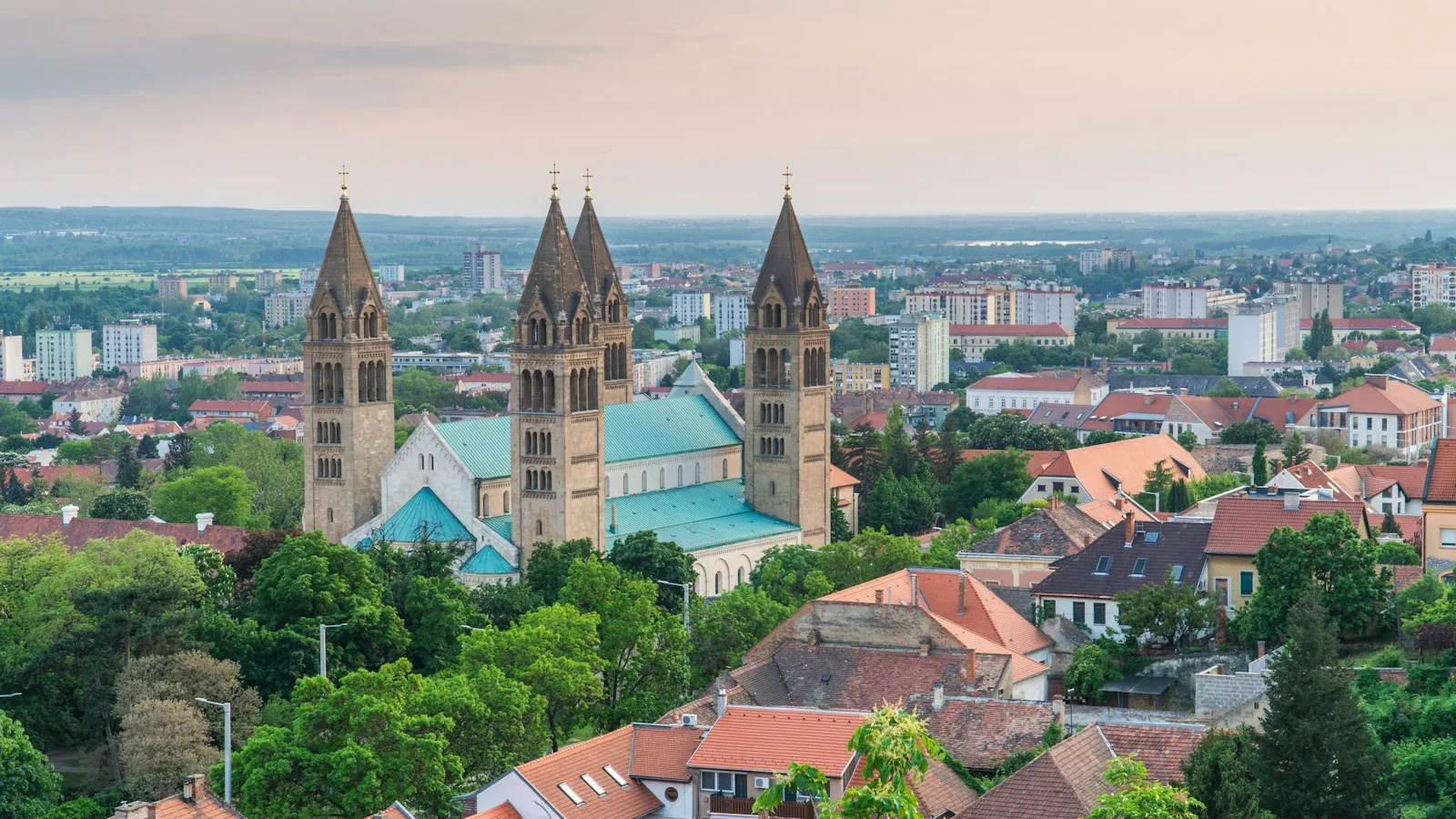 Panorama sur les toits de Pécs et la cathédrale Saint-Pierre-et-Saint-Paul