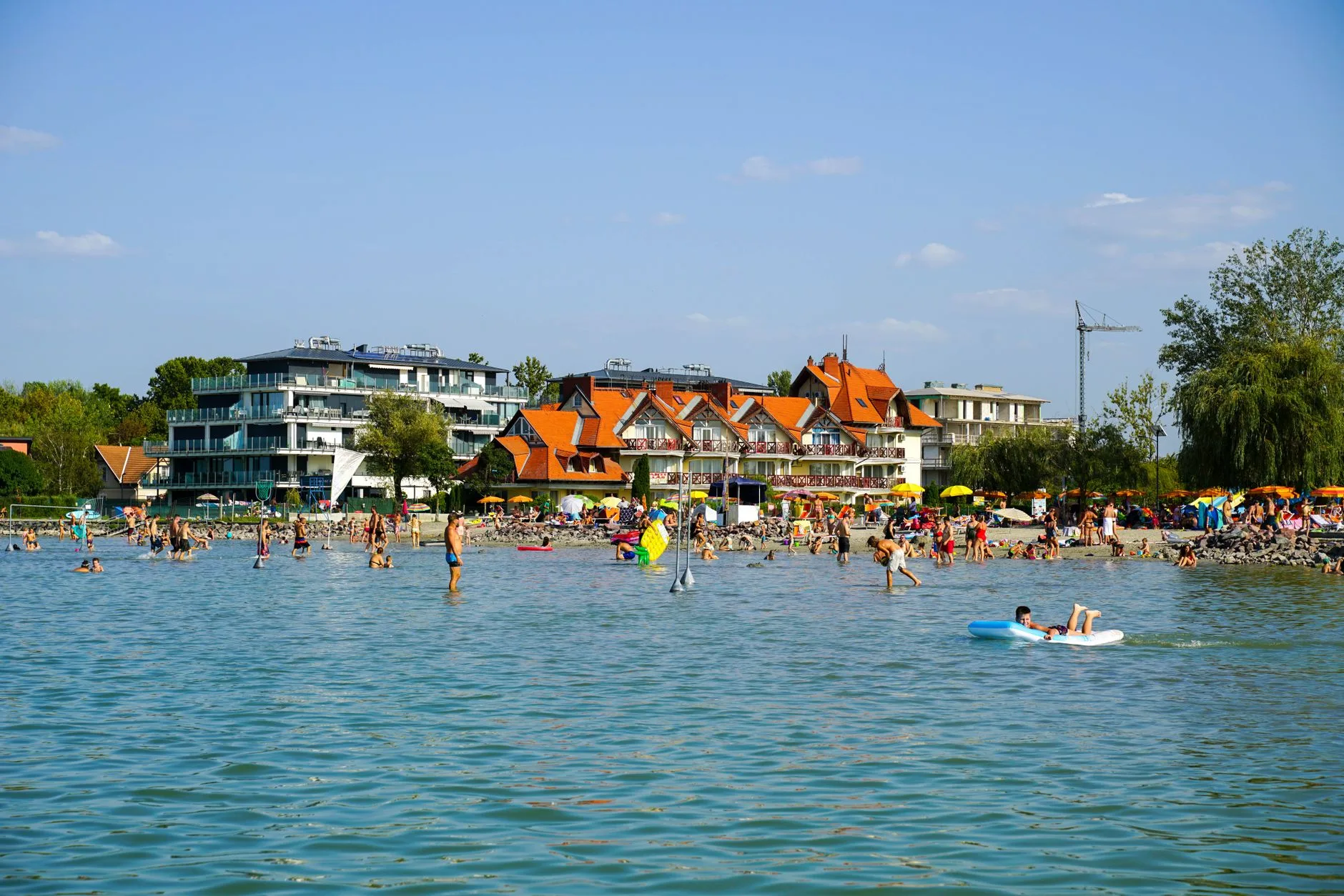 Promenade au bord du lac Balaton à Balatonfüred, en Hongrie